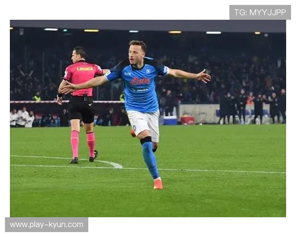 埃尔马斯左路低射被扑，洛博特卡弧顶补射助那不勒斯闪电领先。