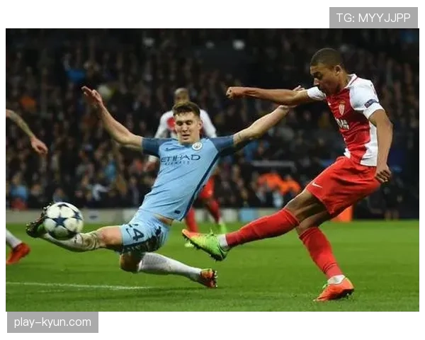 场边花絮:摩纳哥教练组频繁通过平板电脑向队员展示定位球站位图 场边花絮:摩纳哥教练组频繁通过平板电脑向队员展示定位球站位图