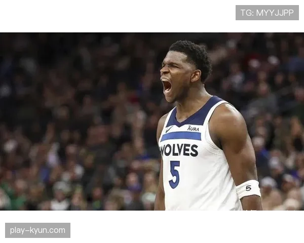 特写：爱德华兹隔扣后向对手做出“太小”手势，引发争议