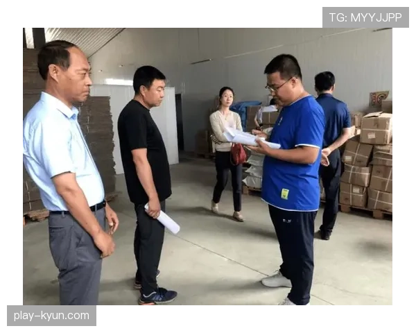 现场侧记：裁判组佩戴通讯设备频繁沟通，以应对高节奏比赛中的判罚一致性